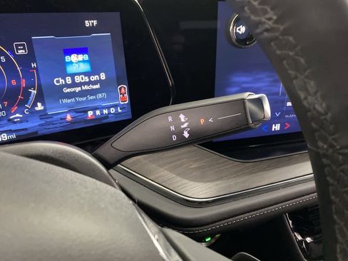 Used 2025 Chevrolet Suburban Z71 image 26