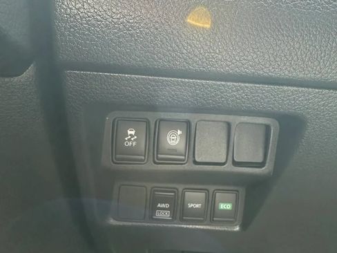 Used 2017 Nissan Rogue SV AWD/4WD image 12