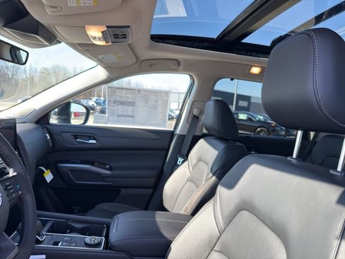 New 2026 Nissan Pathfinder SL w/ SL Premium Package image 24