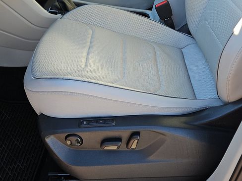 Used 2022 Volkswagen Tiguan SEL R-Line image 11