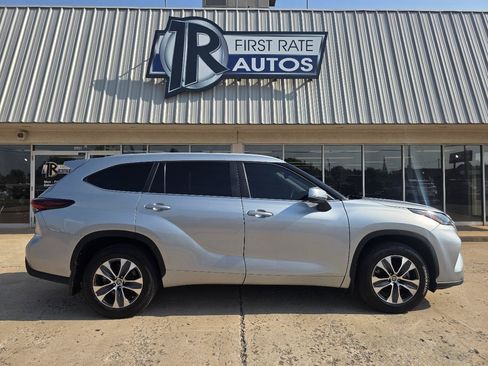 Used 2024 Toyota Highlander XLE AWD/4WD image 9