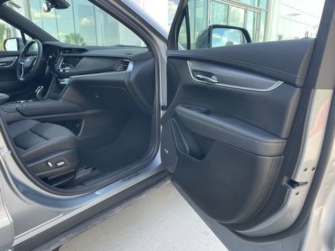 Certified 2025 Cadillac XT6 Luxury image 22