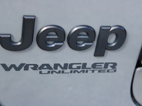 Used 2021 Jeep Wrangler Unlimited Sahara AWD/4WD image 8