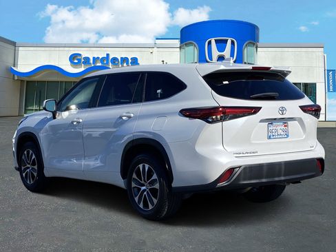 Used 2023 Toyota Highlander XLE image 4