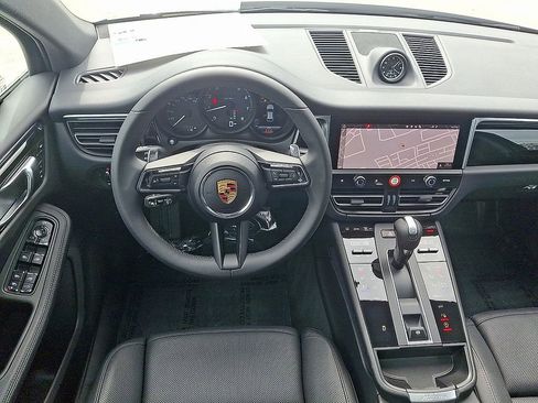 Used 2025 Porsche Macan image 13