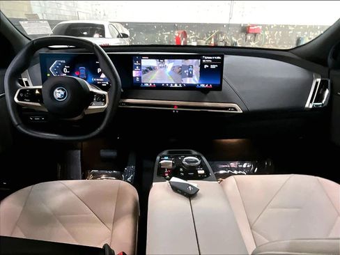 Used 2025 BMW iX xDrive50 w/ Convenience Package AWD/4WD image 17