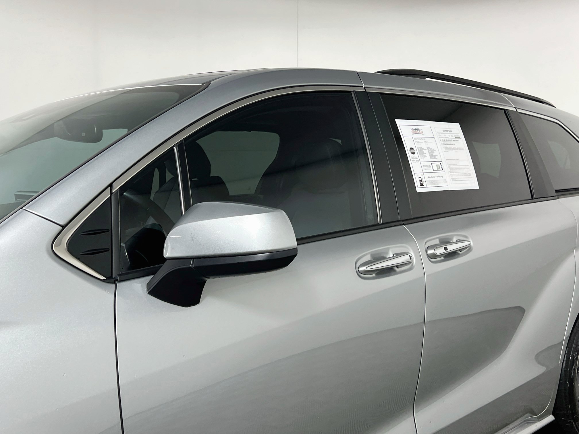 Used 2025 Toyota Sienna XLE w/ XLE Plus Package FWD image 13
