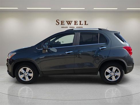 Used 2018 Chevrolet Trax LT w/ LT Convenience Package image 2