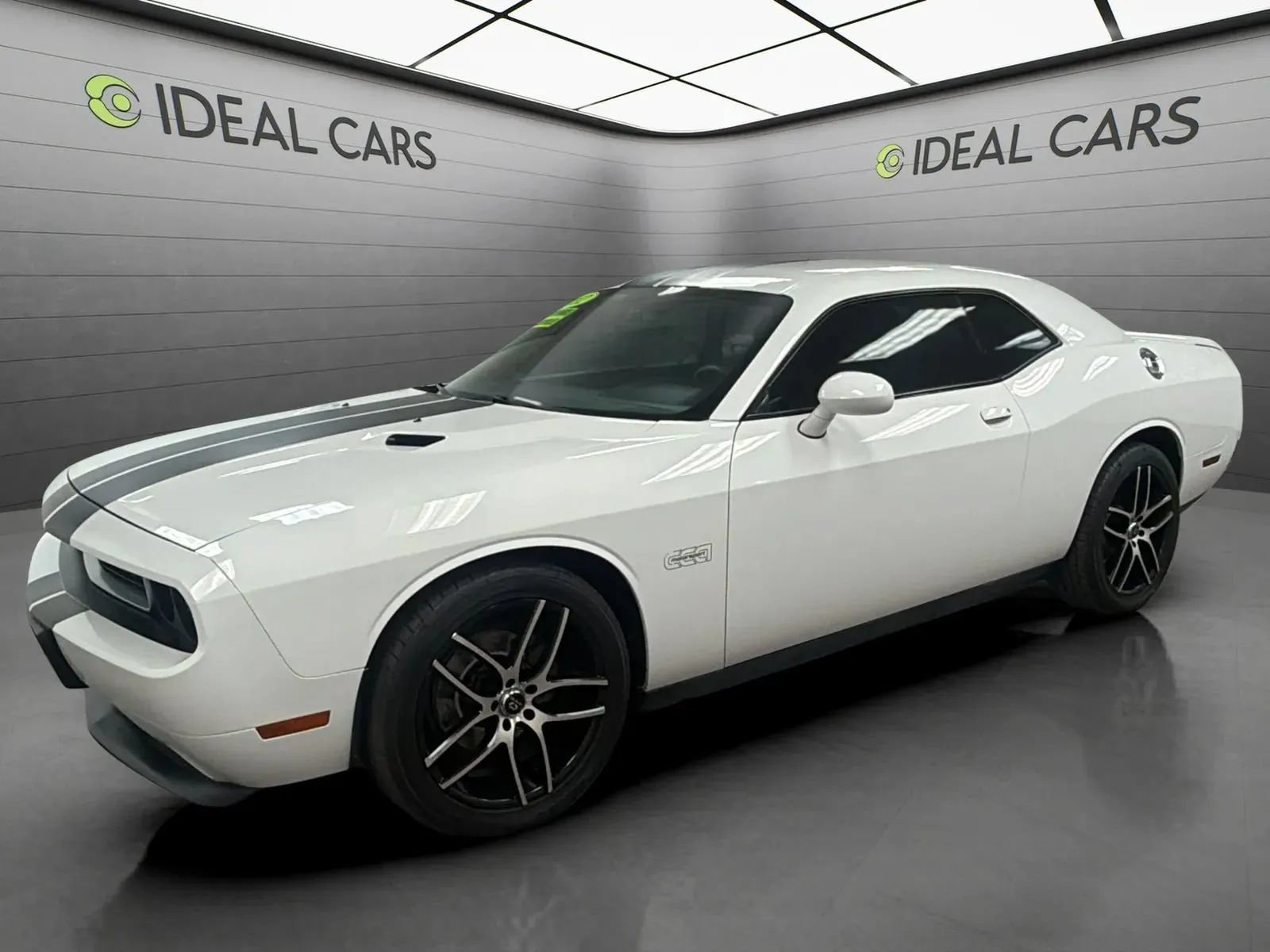 Used 2012 Dodge Challenger SXT RWD image 1