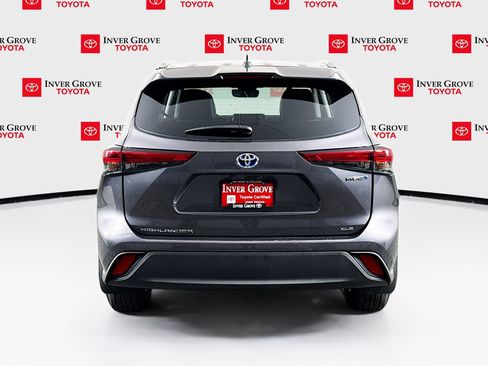 Used 2022 Toyota Highlander XLE AWD/4WD image 6