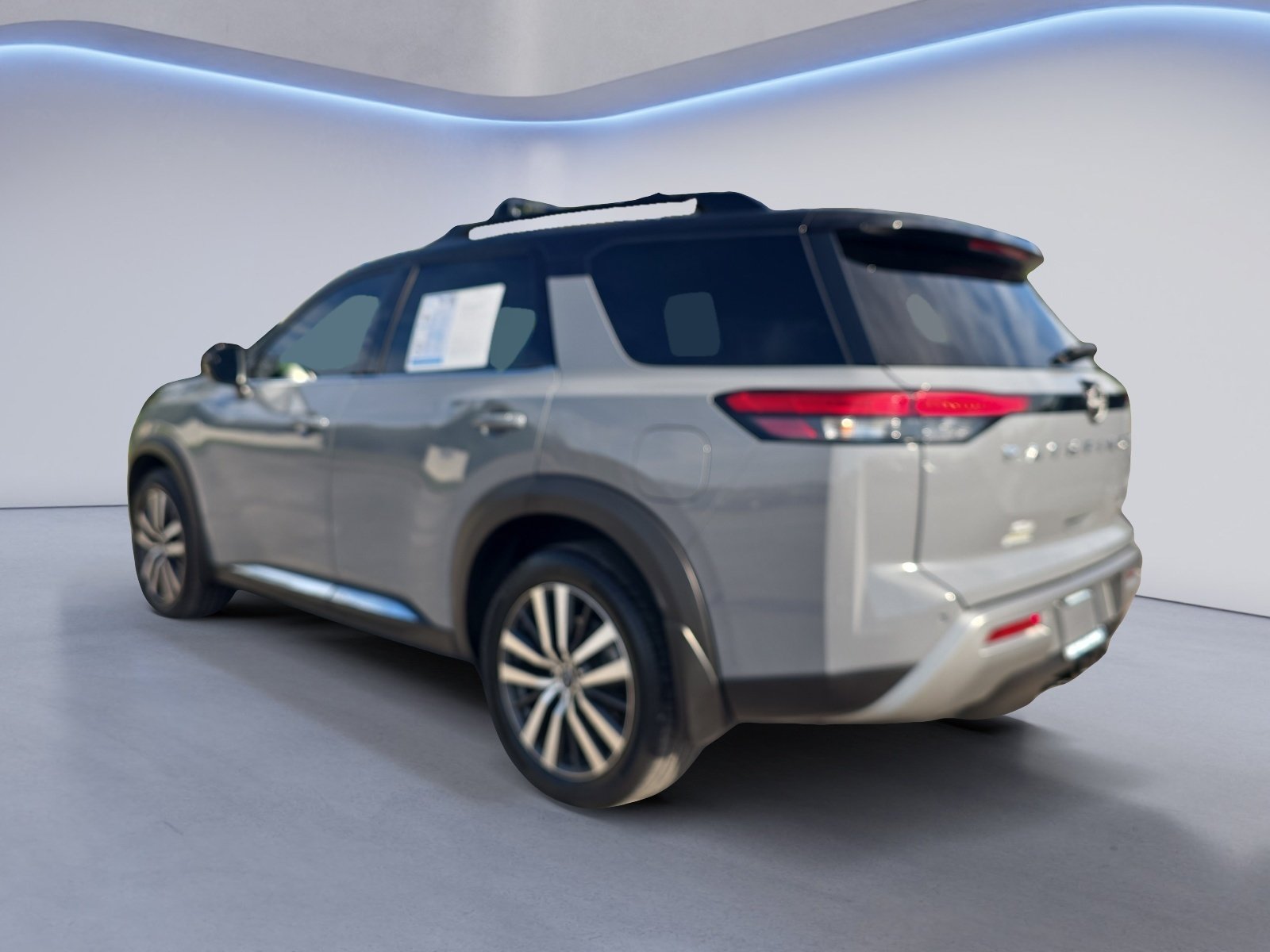 Used 2022 Nissan Pathfinder Platinum AWD/4WD image 3