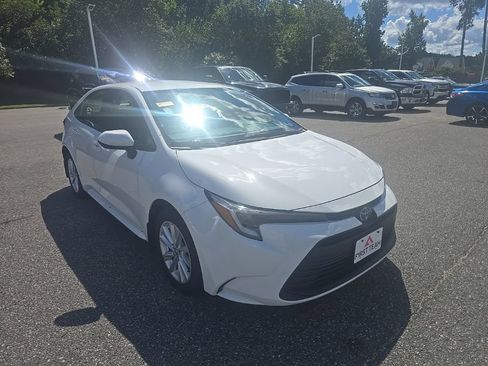 Used 2024 Toyota Corolla LE w/ LE Convenience Package FWD image 3