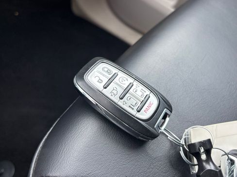 Used 2023 Chrysler Pacifica Touring-L AWD/4WD image 28