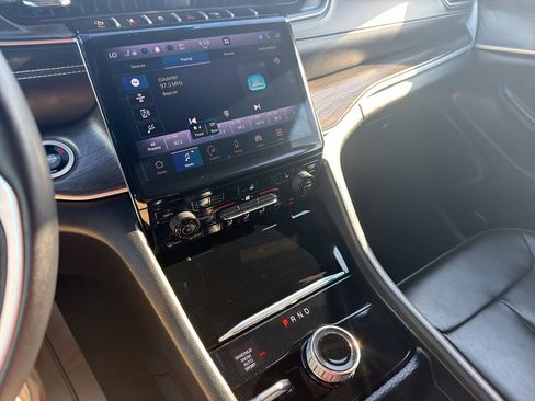 Used 2024 Jeep Grand Cherokee L Limited image 18