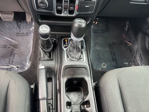Used 2018 Jeep Wrangler Unlimited Sahara w/ Dual Top Group AWD/4WD image 29