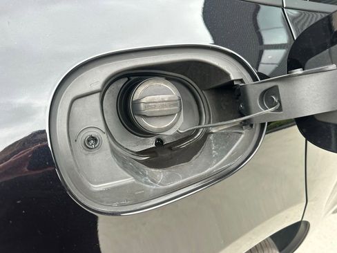 Certified 2023 Porsche Macan AWD/4WD image 41