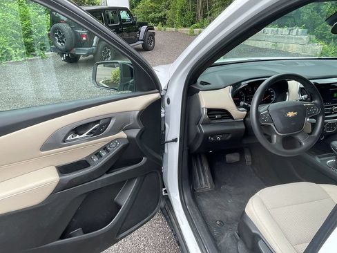 Used 2023 Chevrolet Traverse LS AWD/4WD image 10
