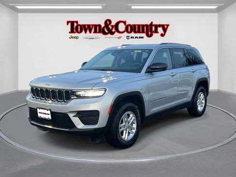 Used 2023 Jeep Grand Cherokee Laredo image 3