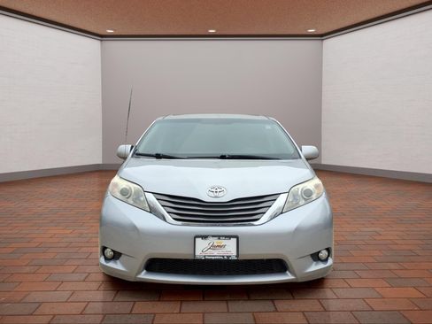 Used 2013 Toyota Sienna XLE FWD image 2