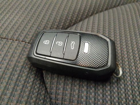 Used 2022 Toyota Highlander LE FWD image 32