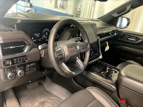 Used 2025 GMC Yukon XL Elevation w/ Elevation Premium Package AWD/4WD image 8
