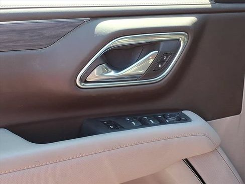 Used 2023 GMC Yukon XL SLT w/ SLT Premium Package AWD/4WD image 11