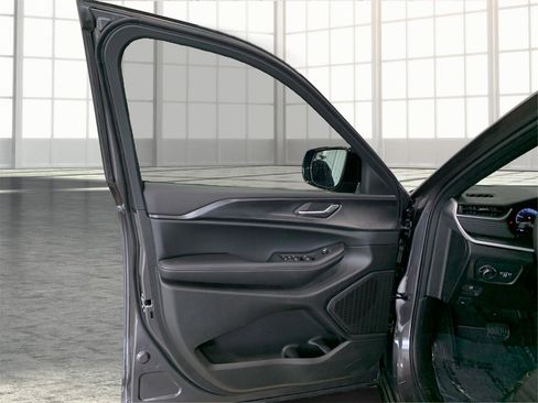 Used 2025 Jeep Grand Cherokee L Altitude image 19