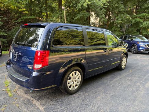 Used 2017 Dodge Grand Caravan SE w/ UConnect Hands-Free Group FWD image 3