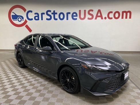 Used 2025 Toyota Camry SE image 1