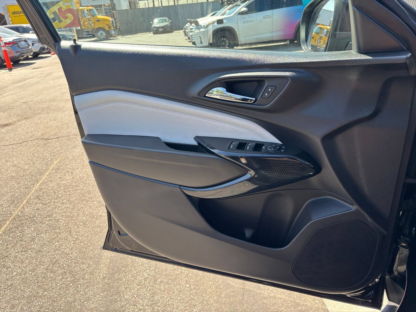 Used 2025 Chevrolet Trax LT FWD image 18