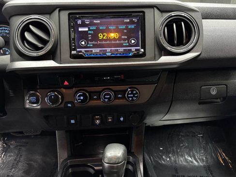 Used 2018 Toyota Tacoma TRD Sport AWD/4WD image 25