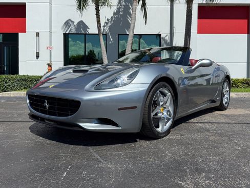 Used 2010 Ferrari California RWD image 18