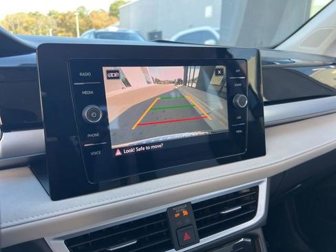 Certified 2025 Volkswagen Taos SE image 20