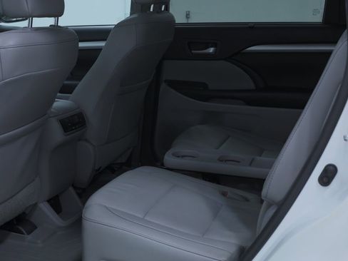Used 2017 Toyota Highlander XLE image 18