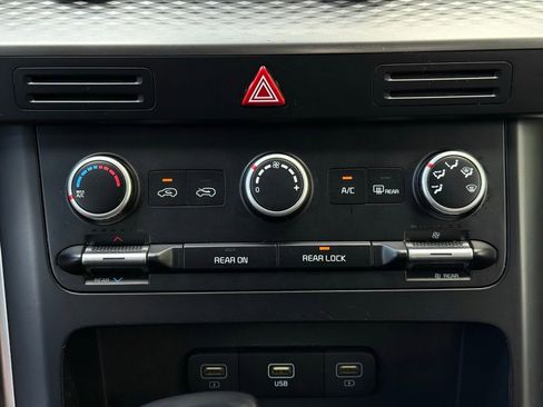 Used 2024 Kia Carnival LX FWD image 30