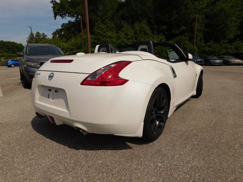 Used 2016 Nissan 370Z Touring RWD image 7