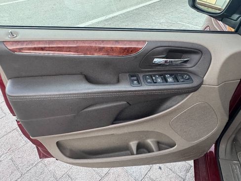 Used 2014 Chrysler Town & Country Touring-L w/ Driver Convenience Group FWD image 22