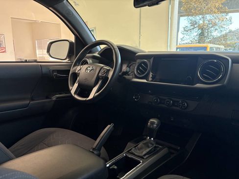 Used 2016 Toyota Tacoma TRD Sport w/ Towing Package image 31