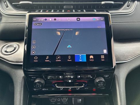 Used 2023 Jeep Grand Cherokee Overland w/ Luxury Tech Group IV AWD/4WD image 30
