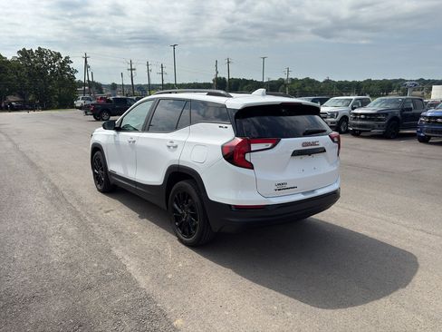 Used 2024 GMC Terrain SLE w/ Driver Convenience Package FWD image 2