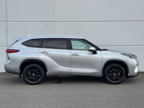 Used 2023 Toyota Highlander XLE image 2