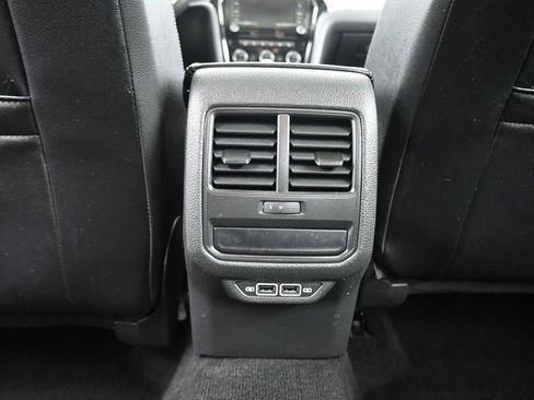 Used 2022 Volkswagen Passat 2.0T SE FWD image 35