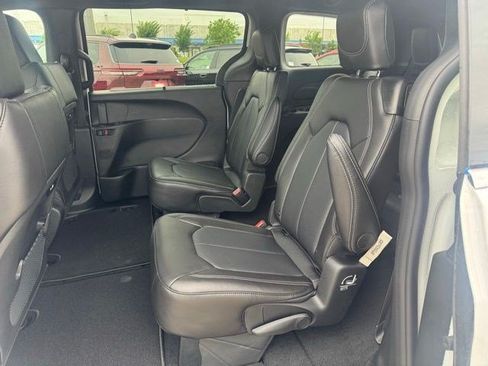 New 2027 Chrysler Pacifica Select FWD image 28