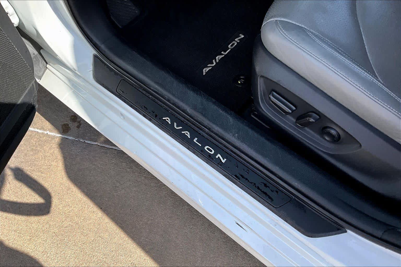 Used 2020 Toyota Avalon Limited FWD image 34