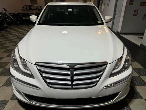 Used 2013 Hyundai Genesis 3.8 w/ Technology Pkg image 2
