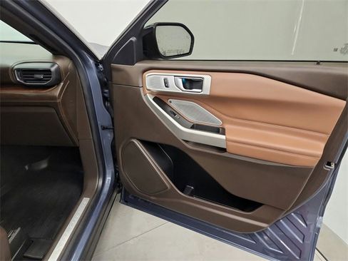 Used 2021 Ford Explorer King Ranch w/ Premium Technology Package image 39