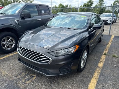 Used 2019 Ford Fusion SE FWD image 2