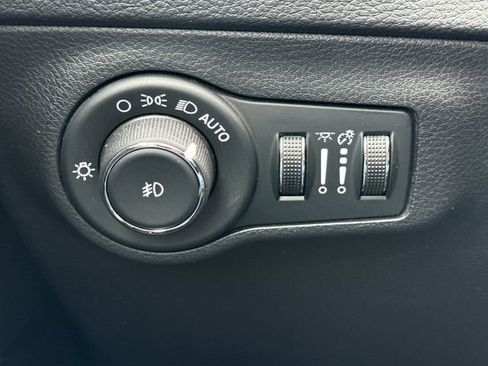 Used 2019 Jeep Compass Latitude w/ Cold Weather Group image 32