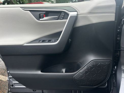 Used 2020 Toyota RAV4 Limited image 23