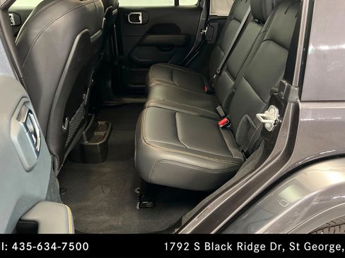 Used 2025 Jeep Wrangler Sahara image 21